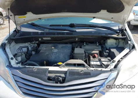 2016 Toyota Sienna Xle Premium 8 Passenger z USA, uszkodzony, nr VIN 5TDYK3DC4GS745554